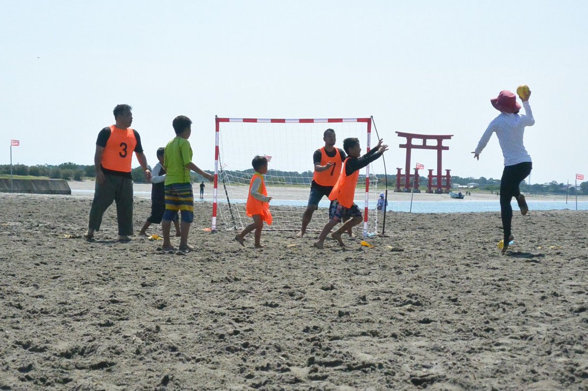 SHC_Hamamatsu's tweet photo. 第2弾！
2022 #はまなこ夏フェスタ ビーチスポーツアイランド

#ビーチハンドボール 体験ブース出展します‼︎

8/20（土）
#弁天島海浜公園

事前予約なしで
どなたでも参加できます

浜名湖上に建つ大鳥居を観ながら砂浜上で
Let's ビーチハンド‼︎

https://t.co/gkfrL9ltUU

#ハンドボール #浜松 https://t.co/86xyBzTU0a