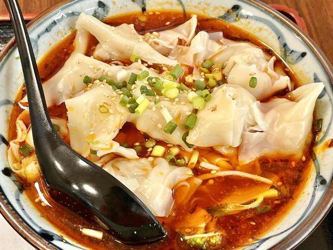 池袋の中華フードコートで花椒の四川風麻辣ワンタン食べてる 