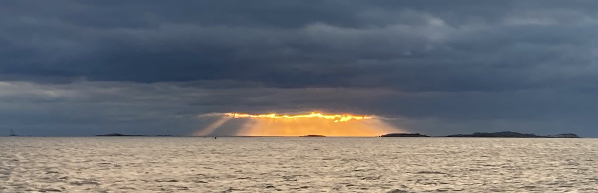 tranquil_serene's tweet photo. #Boston #bestcommuteever dawn is breaking everywhere https://t.co/1lfz3seIur