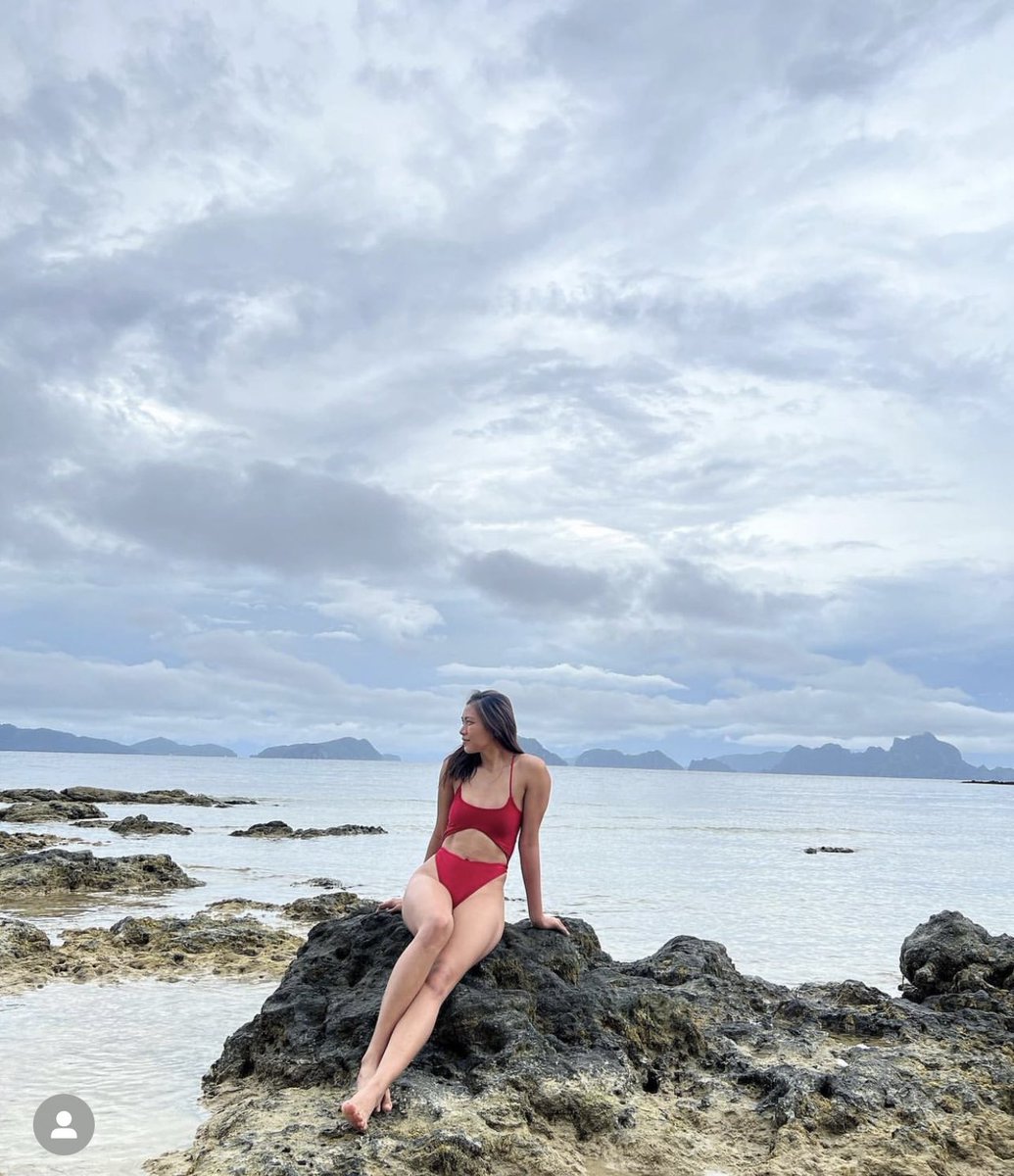 Japyys's tweet photo. Alyssa giving her full trust to Ms. Grand International Samantha’s swimsuit/wardrobe taste is something my fragile fragile heart can’t handle. I’m crying. She probably also brought/bought all those for Ly to try. Haaay. My heart. 

Also…. 🍑✌🏼 https://t.co/PJDJGPbQCc