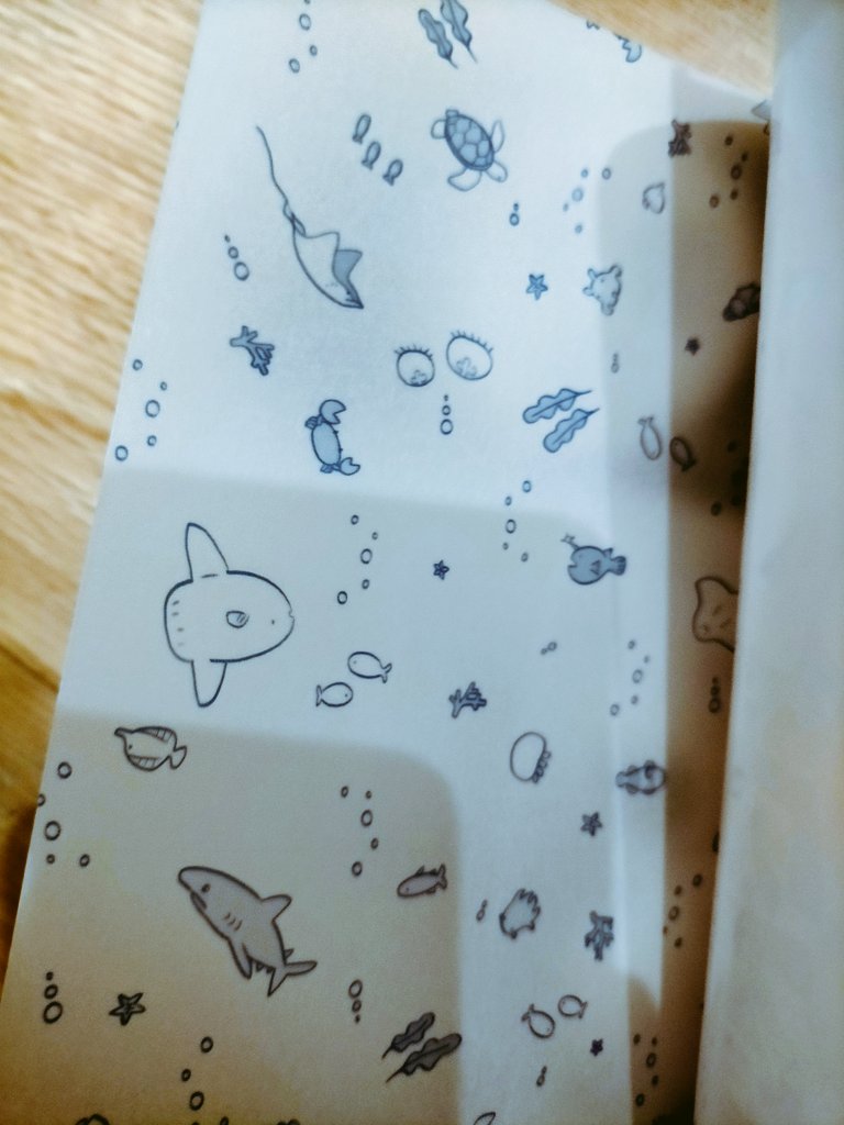 同人誌届いた!これぞ同人誌の妙って感じの浮かれた遊び紙を入れました🐟印刷とっても綺麗にして頂けたし、確認したところ誤字脱字など問題なさそうです、がんばってよかったー! 
