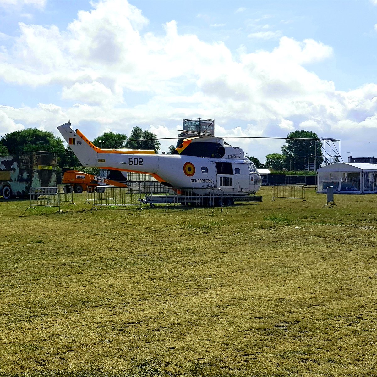 Katwijksekost's tweet photo. De #Oranjeverenigingkatwijkaandenrijn is druk bezig met inrichting van het evenemententerrein op de Zanderij. #Oranjedance en #Oranjerock zal plaatsvinden een podium van 14 meter hoog en 30 meter breed. De helikopter voor het invliegen van artiesten staan al klaar. https://t.co/ip872oDPBD