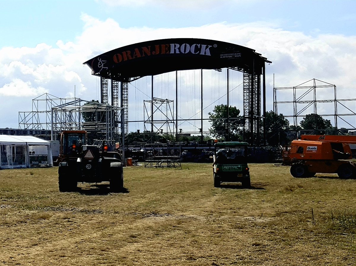 Katwijksekost's tweet photo. De #Oranjeverenigingkatwijkaandenrijn is druk bezig met inrichting van het evenemententerrein op de Zanderij. #Oranjedance en #Oranjerock zal plaatsvinden een podium van 14 meter hoog en 30 meter breed. De helikopter voor het invliegen van artiesten staan al klaar. https://t.co/ip872oDPBD