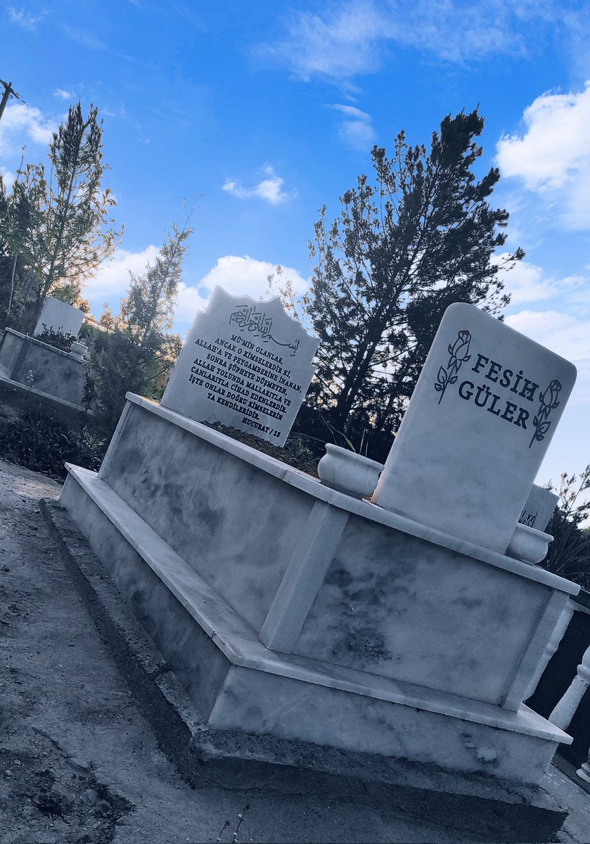 "Mü'min olanlar, ancak o kimselerdir ki, Allah'a ve peygamberine inanan, sonra şüpheye düşmeyen, Allah yolunda mallarıyla ve canlarıyla cihad edenlerdir. İşte onlar doğru kimselerin ta kendileridir."

Hucurat/15

18.08.2022
Rahmet ve Özlemle...
#FesihGüler