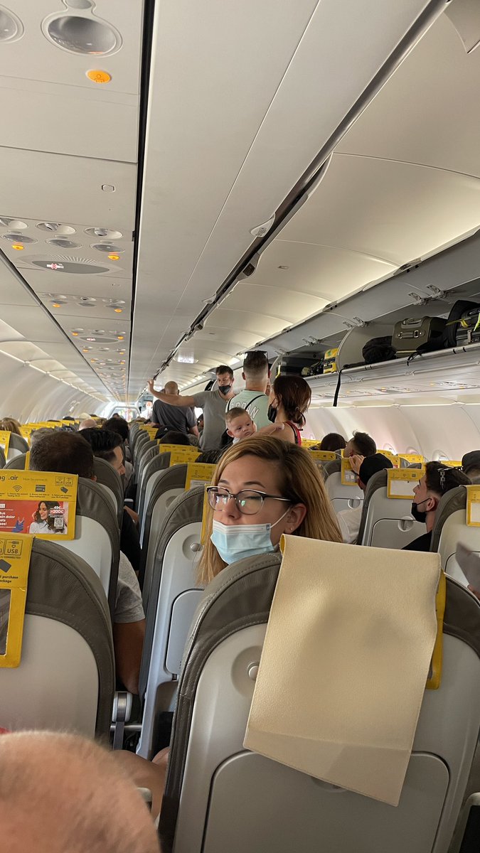 Maruegd's tweet photo. @vueling Niños, personas mayores, embarazadas y sin aire acondicionado encerrado en el avión porque no llegan los buses.. q mal servicio https://t.co/Vi0zzIGMgA