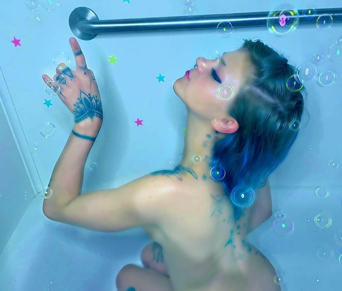 PremiyumC's tweet photo. Bubbles and sad ness. Go give my link a click. https://t.co/4tmBm8o1Ww