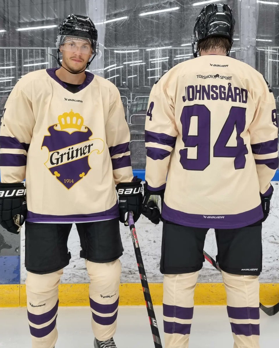 Våre nye draktsett for kommende sesong er klare. Et "retro-design" hvor spesielt den lyse bortedrakten er en hyllest til SK Strong (NorgesMestere-48) som er en av løkkaklubbene som ble til Grüner i sammenslåingen i 1952. #hockeypåløkka #2hockey