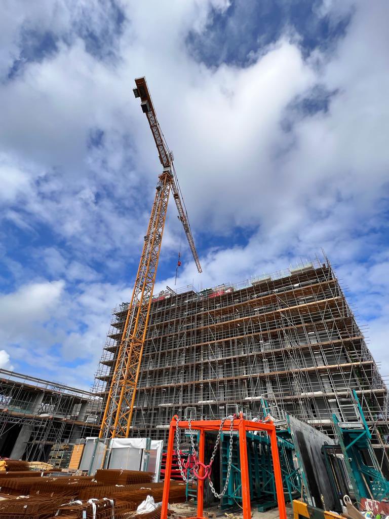 De bouwvak is voorbij! In #Zoeterwoude wordt er door <a href="/StoutVHG/">Stout</a> weer hard gewerkt aan 150 sociale huur &amp; #middenhuur woningen. Incl. inspectie van Sustay junior 😉 👷🏼 
#woningmarkt project Three Towers #betaalbaarwonen