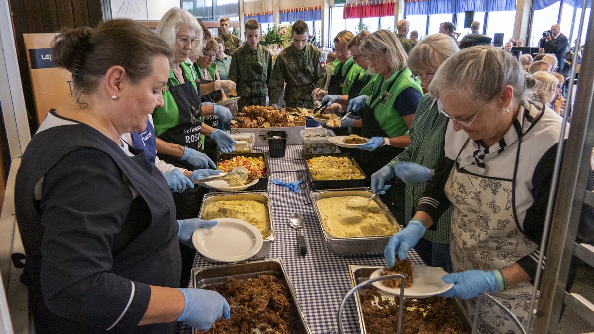 Ystävien kohtaamisia,iloista puheensorinaa,hyvää musiikkia ja herkullista rosvopaistia - lämpimät kiitokset vieraille,tukijoille ja Finnairin lentävälle henkilöstölle, teitte viimeisestä rosvopaistitapahtumasta ikimuistoisen.
#sotaveteraanit #jääkäriprikaati #himmetäeimuistotsaa