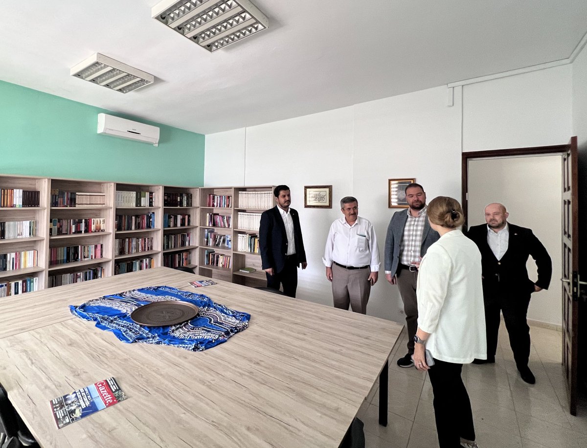 Yabancı Öğrenci Sınavı uygulamak ve temaslarda bulunmak üzere Senegal’e gelen <a href="/ahievranedutr/">KAEÜ Kırşehir Ahi Evran Üniversitesi</a> Rektör Yardımcısı <a href="/ahmetgokbel/">Ahmet Gökbel</a>, Dış İlişkiler Ofisi Koordinatörü <a href="/ermanakilli/">Prof. Dr. Erman AKILLI</a> ve yanlarındaki heyet kültür merkezimizi ziyaret ederek faaliyetlerimiz hakkında bilgi aldılar.