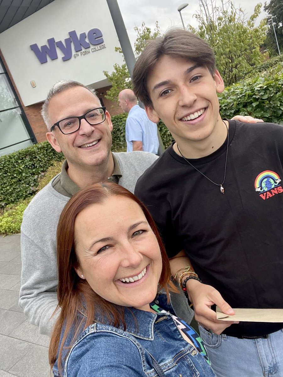 annemair11's tweet photo. #soproud of our son Alex who #absolutelysmashedit with his #AlevelResultsDay2022 @WykeCollege @GenEngShef @sheffielduni here he comes! @drmarstongreen https://t.co/bEEb42hE4l