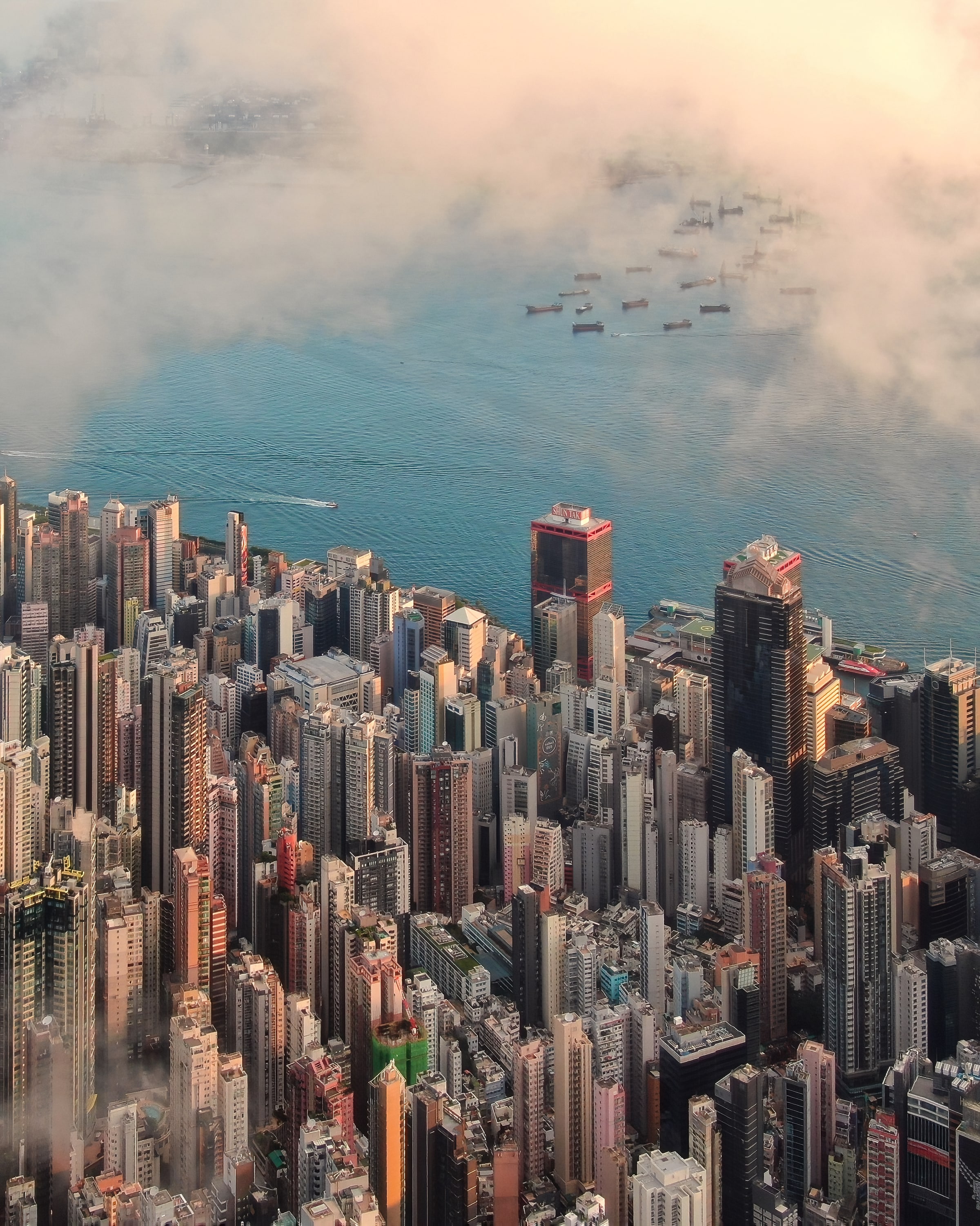 香港政府観光局 週末は香港妄想旅行 朝の霧に包まれたビル群や ボートが揺れる水面が輝く 香港の象徴ともいえるビクトリア ハーバーをご堪能ください いつ見ても息をのむような美しさです アガる香港 香港旅行準備中 絶景 ビクトリアハーバー