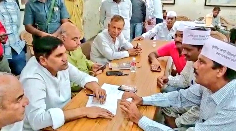 Sanjay1singh2's tweet photo. @Lalitverma510 4लाख शिक्षको का मुख्य सचिव उषा शर्मा जी से सवाल है कि
क्या आप प्रशासनिक अधिकारी होते हुए संज्ञान लेकर #3rdग्रेड_शिक्षक_ट्रांसफर मुद्दा खतम नहीं कर सकते??

 जीवन में अमुल्य है तथा उसे सामाजिक जीवन जीने का हक है
@RajCMO  @TOIJaipurNews @LovelyNews18 @RajGovOfficial @dsrajpurohit291 https://t.co/YHS7S2GYVM