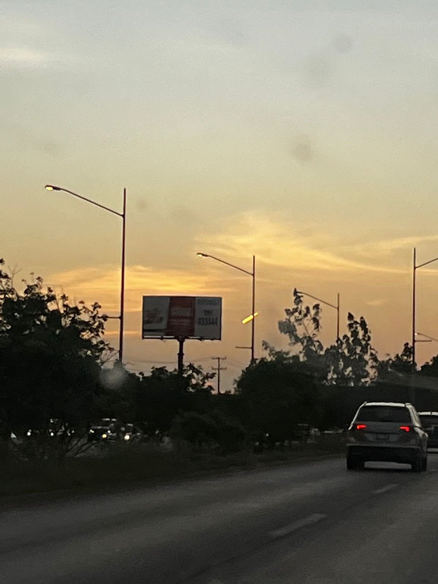 mostroflako's tweet photo. Meteorito? Objeto espacial? Avistamiento de una luz en el cielo al parecer cayendo sobre Mérida, el 17 de agosto de 2022 a las 19:27 pm #meteorito #Merida #Yucatan #OVNI #keseso https://t.co/8IBqiGTFcd