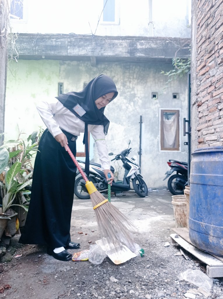 Rtilaras's tweet photo. #resikresikbenapik
#indonesiabebassampah
#pedulilingkungan
#pkkmbunnes2022
#mahasiswaunnesmuda202 https://t.co/AJGHMSRqt7