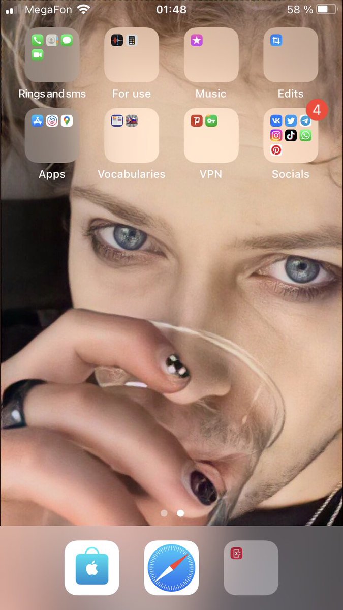 credulousbaby's tweet photo. I’ve used this pic as my Home Screen and now he looks right into my soul https://t.co/2Fjt9TKcoK