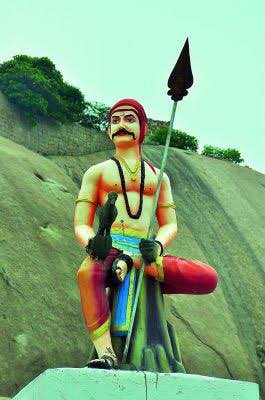 Arvindharmapuri's tweet photo. మొఘల్ పాలకుల ఆధిపత్యాన్ని ఎదిరించి, దొరల గడీలను బద్దలు కొట్టి బహుజనుల రాజ్యాన్ని స్ధాపించిన దక్కన్ వీరుడు సర్దార్ సర్వాయి పాపన్న గౌడ్ జయంతి సందర్భంగా ఆ మహనీయుడికి శతకోటి నమస్సులు🙏

My humble tributes to the great Deccan Warrior Shri Sardar Sarvai Papanna Goud on his Jayanti https://t.co/QaoHP3njAZ