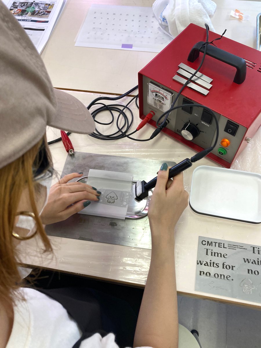 conall_powder's tweet photo. 先月、某美術系大学にて前期のワークショップとして電解マーキングのお手伝いをさせていただきました。版はデジタル製版機GOCCOPRO100を使いその場で作成。大好評。後期は恒例の粉体塗装です。
#電解マーキング #GP8r #理想科学 #ロゴ入れ #文字入れ #DIY #powdercoat #三王 #徹底した感染対策 https://t.co/w97Xqjulzv