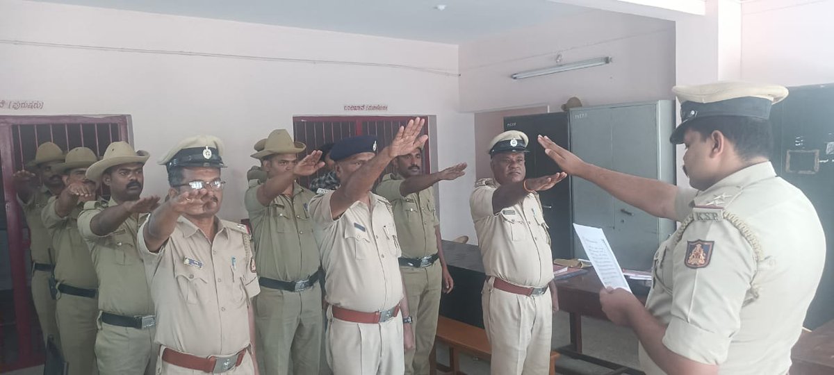 RameshKarakika2's tweet photo. ಮಂಡ್ಯ ಪೂರ್ವ ಪೋಲಿಸ್ ಠಾಣೆಯಲ್ಲಿ ಠಾಣಾ ಅಧಿಕಾರಿಗಳು ಮತ್ತು ಸಿಬ್ಬಂದಿಯವರಿಂದ ಸದ್ಭಾವನಾ ದಿನದ ಪ್ರತಿಜ್ಞಾ ಸ್ವೀಕಾರ ಕಾರ್ಯಕ್ರಮ ನಡೆಸಲಾಗಿರುತ್ತೆ . https://t.co/6Y0RhVUEtt