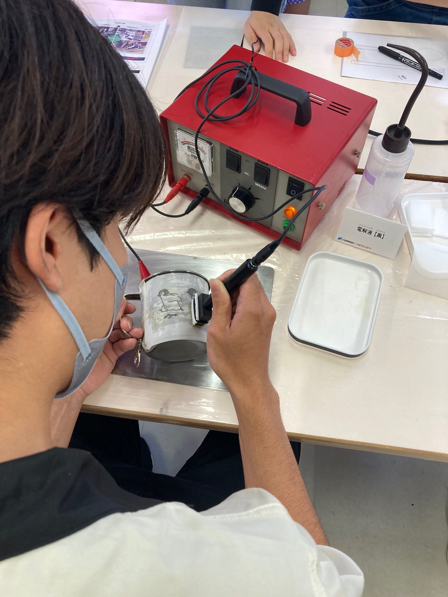 conall_powder's tweet photo. 先月、某美術系大学にて前期のワークショップとして電解マーキングのお手伝いをさせていただきました。版はデジタル製版機GOCCOPRO100を使いその場で作成。大好評。後期は恒例の粉体塗装です。
#電解マーキング #GP8r #理想科学 #ロゴ入れ #文字入れ #DIY #powdercoat #三王 #徹底した感染対策 https://t.co/w97Xqjulzv