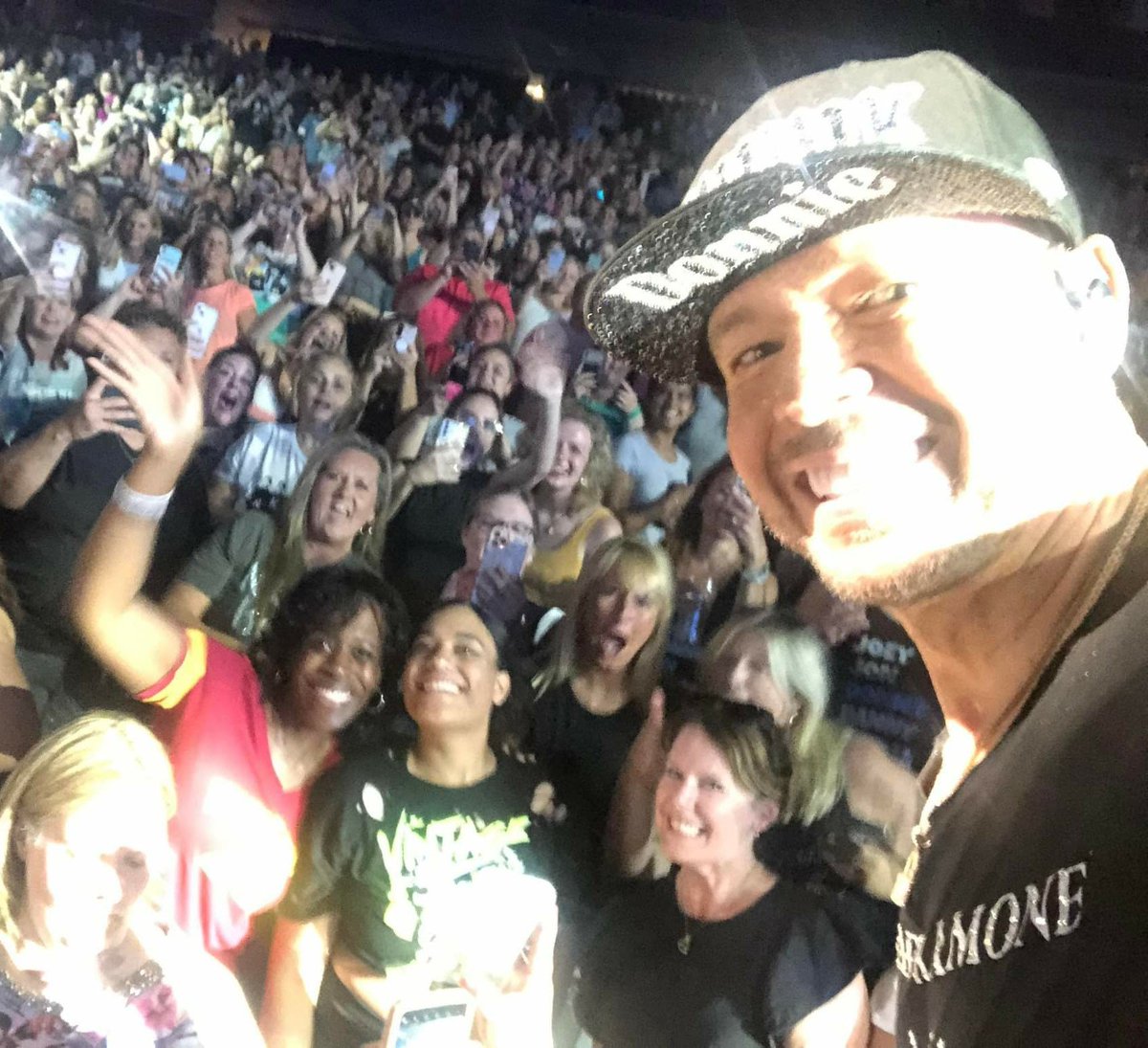 CHRocket30's tweet photo. @DonnieWahlberg Hey Birthday Boy!!! Wishing you a happy one and sending much BH love from Minneapolis!!!❤❤❤ https://t.co/Z2xnkV0ZKP
