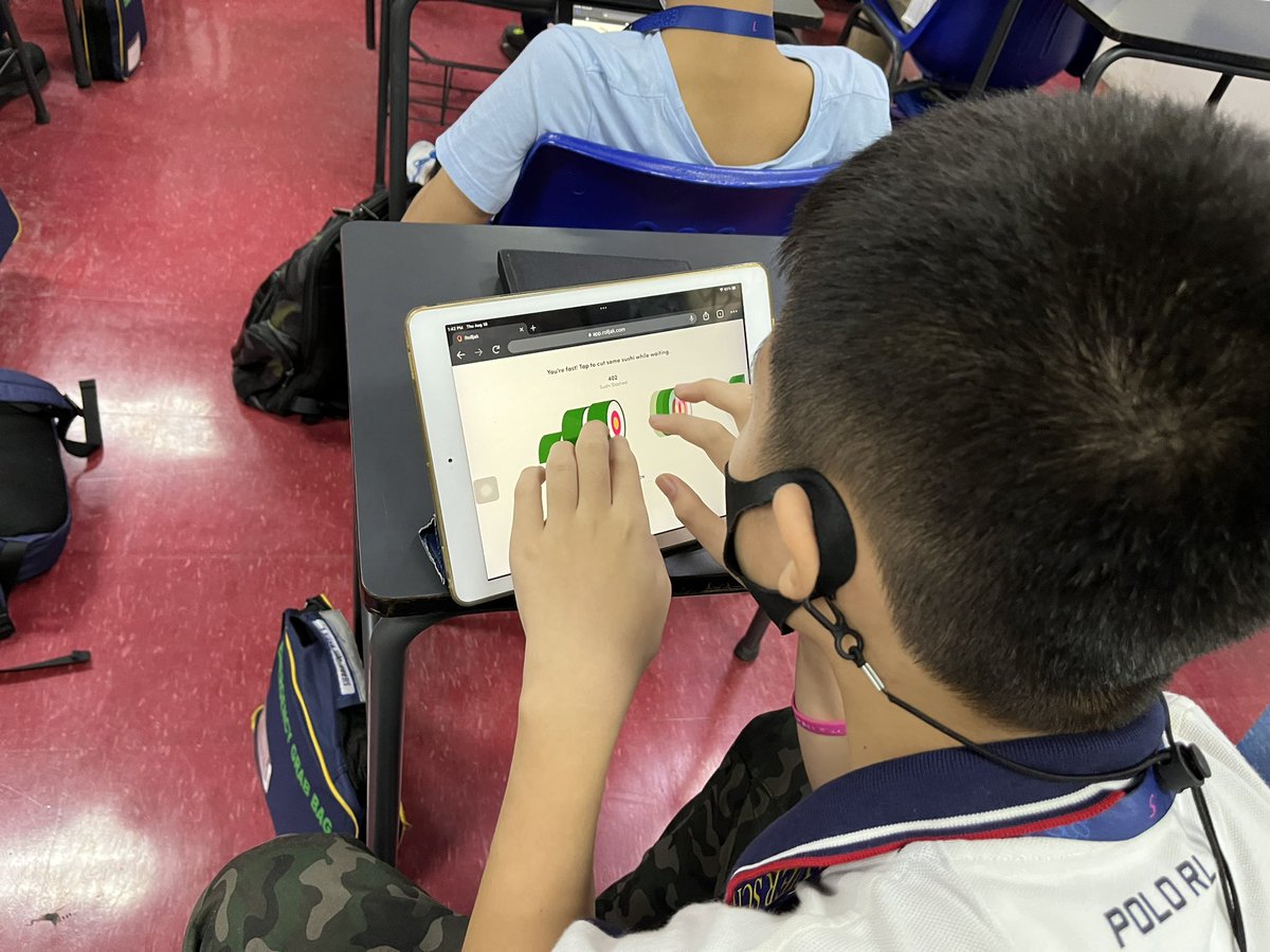 BojReclusado's tweet image. Students slicing sushis while waiting for their classmates to join the @rolljak activity
#simplefun #SEL #edtech #hyflexs