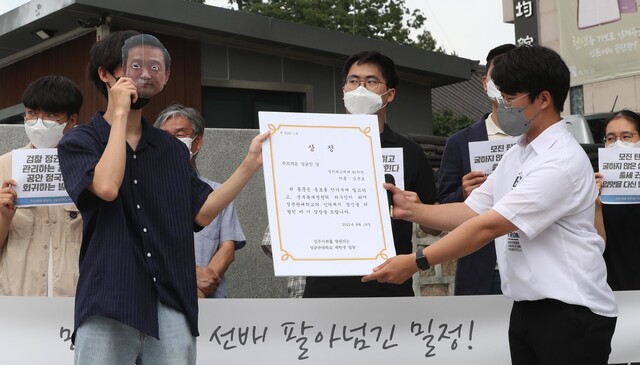 amnseoul's tweet photo. [서울의 소리] 성균관대 학생들 ˝선배 팔아넘긴 밀정 김순호, 후배 이름으로 경찰국장 사퇴촉구˝ https://t.co/vghEm9i2ln https://t.co/FcRDGw4bNd