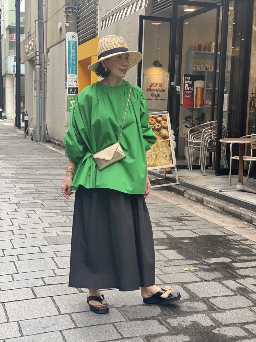 RUKA045's tweet photo. ボリュームのあるお袖や首元と後ろのヨークに細かくギャザーを寄せていて、裾に向かってふんわりとしています。お袖がリブなのも嬉しいポイントです♪

https://t.co/R1yxmzqZBY

#rukayokohama
#rukayokohamamotomachi
#30代コーデ
#40代コーデ
#50代コーデ
#お袖がリブ https://t.co/MgHVqDyd3M