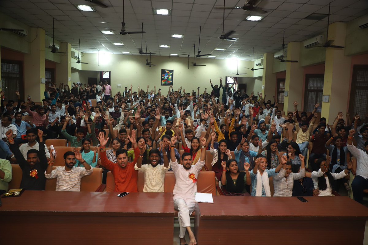 ABVPMB's tweet photo. अभाविप 75 वर्ष अमृत महोत्सव के निमित्त ग्वालियर महानगर के द्वारा "युवोत्थान" आयोजित किया गया।
जिसमें मुख्य वक्ता के रूप में मध्यक्षेत्र के क्षेत्रीय संगठन मंत्री श्री @ChetasSukhadia जी उपस्थित रहे।
कार्यक्रम के बाद महानगर कार्यकारिणी की घोषणा की गई https://t.co/emJfg6qJcn