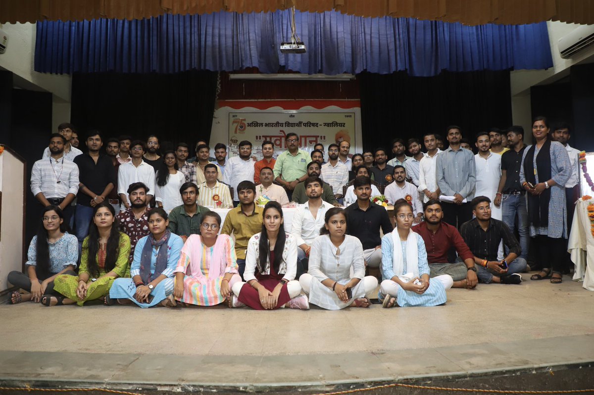 ABVPMB's tweet photo. अभाविप 75 वर्ष अमृत महोत्सव के निमित्त ग्वालियर महानगर के द्वारा "युवोत्थान" आयोजित किया गया।
जिसमें मुख्य वक्ता के रूप में मध्यक्षेत्र के क्षेत्रीय संगठन मंत्री श्री @ChetasSukhadia जी उपस्थित रहे।
कार्यक्रम के बाद महानगर कार्यकारिणी की घोषणा की गई https://t.co/emJfg6qJcn