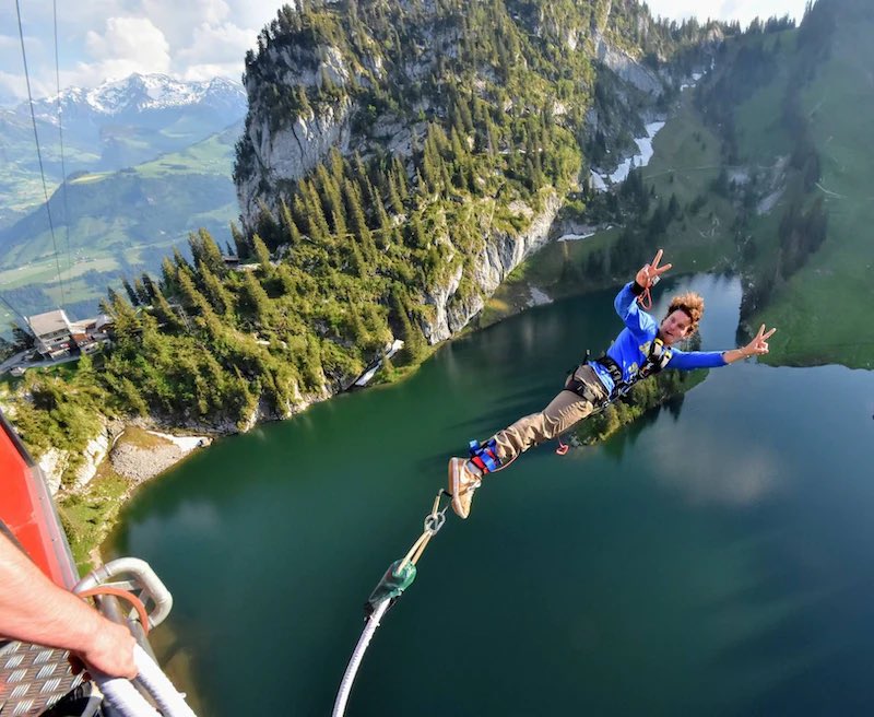 ActivitiesSwiss's tweet photo. Put on warm clothes 🥋and sturdy shoes and experience an incredbile 4 bungee jump 134 meters free fall from the gondola into the bright blue alpine Hinterstockensee 💛

.
.
.
#bungeejumping #bungeejumpingswitzerland #bungeejumpingswiss #switzerlandactivities #swisslife #swissmade https://t.co/9y80WrS6Tu