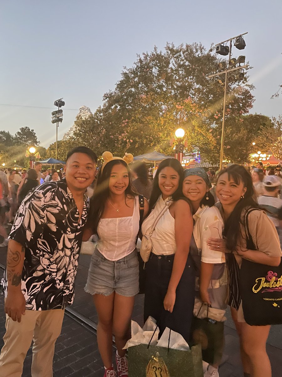 Grew up listening to your music, and then to all of ur tik toks, genuinely the nicest people! So glad I ran into you all. Thank you for this,you literal icons❤️🇵🇭