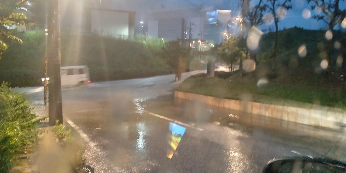 napplebox's tweet photo. こんにちは。昨日の #雷雨 は大丈夫でしたか？今日 #８月１８日 は #ナップルボックスの日 ということで、昨日近くの側溝があふれて帰宅困難者が出そうだったので #掃除 をしてきましたよ✨雨が止んだ今日でも水がたまっていた側溝でしたが水が流れやすくなりました。社員も良い汗を流せました👍 https://t.co/lkN6moCyyc