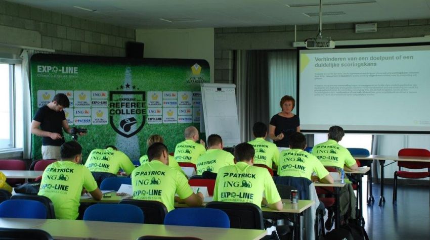 Voetbal_VL's tweet image. 𝐒𝐜𝐡𝐞𝐢𝐝𝐬𝐫𝐞𝐜𝐡𝐭𝐞𝐫 𝐰𝐨𝐫𝐝𝐞𝐧 𝐢𝐧 1️⃣ 𝐝𝐚𝐠?
We organiseren binnenkort opnieuw onze 𝙍𝙚𝙛 𝙞𝙣 𝙊𝙣𝙚 𝘿𝙖𝙮-𝙘𝙪𝙧𝙨𝙪𝙨𝙨𝙚𝙣. Check wanneer er een opleiding in jouw buurt doorgaat! bit.ly/Ref1Day
#VoetbalVlaanderen #arbitrage #scheidsrechter #norefnogame