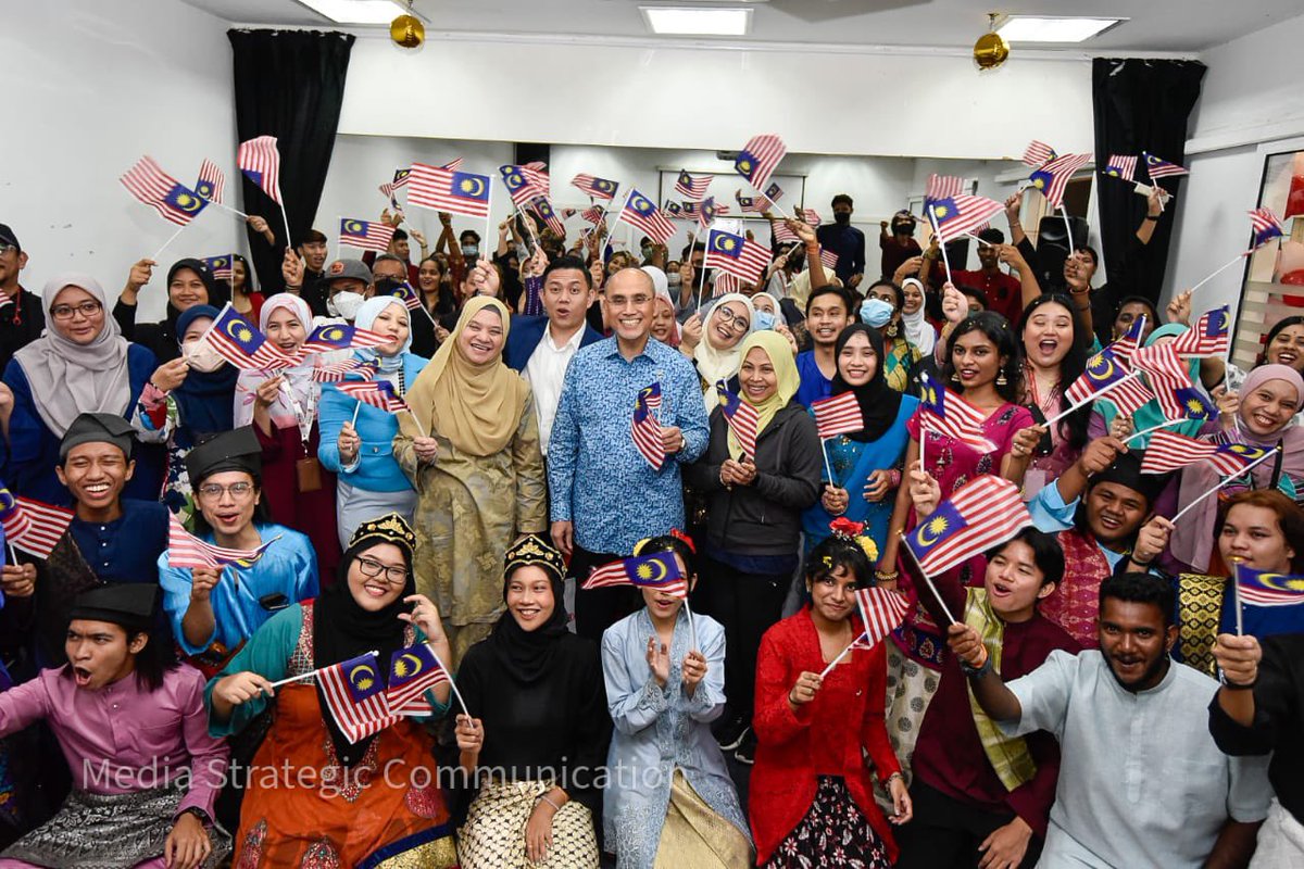 MohdShukriYajid's tweet photo. Delighted to officiate the Launching of Merdeka Fiesta 2022, organised by MSU Learning Centre KL. Embracing cultural diversity through the line-up of activities among alumni, students, and staff. Well done! @CentreMsu @MSUMalaysia @MSUcollege https://t.co/eL2xGzBoMH