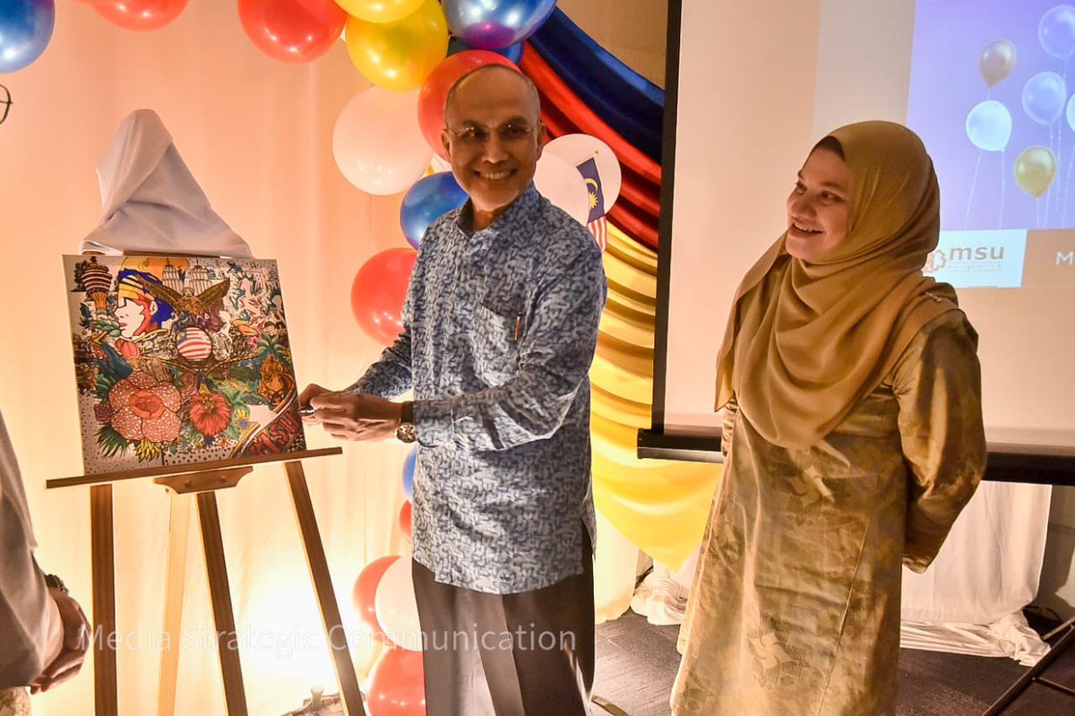 MohdShukriYajid's tweet photo. Delighted to officiate the Launching of Merdeka Fiesta 2022, organised by MSU Learning Centre KL. Embracing cultural diversity through the line-up of activities among alumni, students, and staff. Well done! @CentreMsu @MSUMalaysia @MSUcollege https://t.co/eL2xGzBoMH