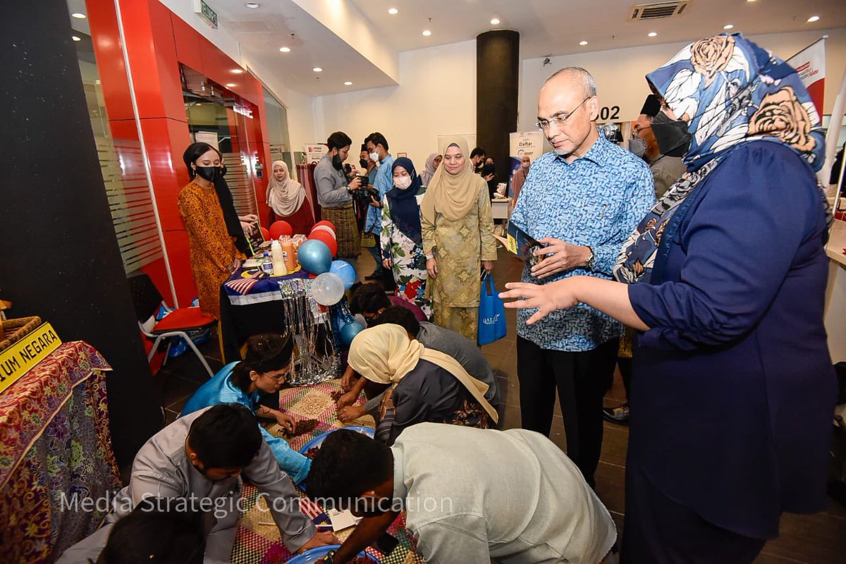 MohdShukriYajid's tweet photo. Strong teamwork among the staff and students of @CentreMsu for organising the Merdeka Fiesta 2022. Also, was present to witness their commitment to @YayasanMSU at the handover of everyone's contribution to a better cause. @MSUMalaysia @MSUcollege https://t.co/CXXmJwKoIG