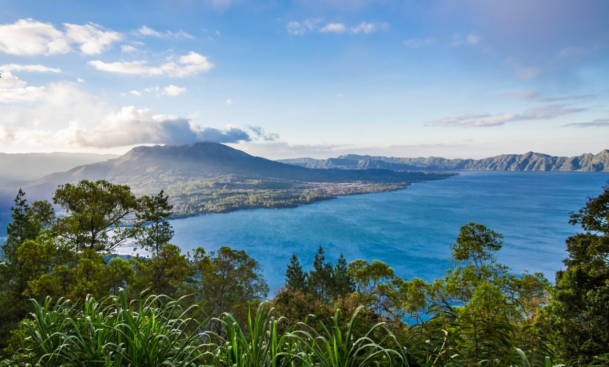qatarairways's tweet photo. Travel to #Bali with us and climb the 1,700-metre, Mount Batur, which offers amazing views of the sunrise. #Indonesia https://t.co/eNCplc5Bus