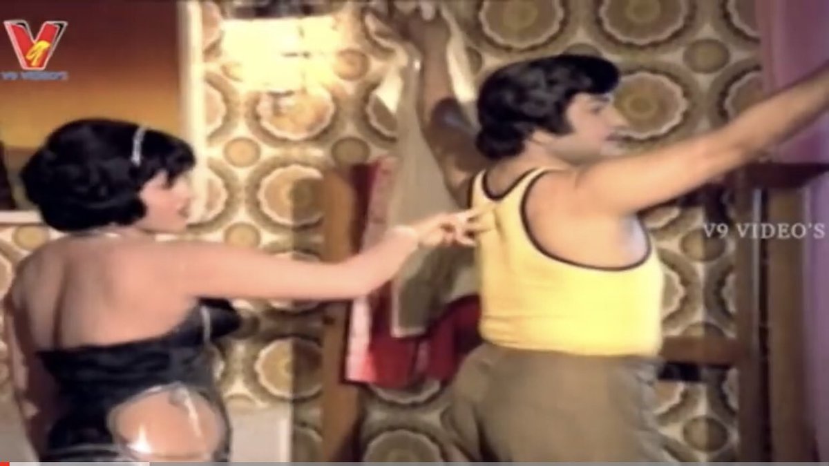 Pepper_Sprey's tweet photo. #GodFather కోసం సడెన్ గా మోహన్ లాల్ ఫ్యాన్స్ గా మారిపోయి లుక్స్ గురించి మాట్లాడే ముండమూరి ఫ్యాన్స్ కోసం 

ఒరిజినల్ లుక్స్ ని కామరావు వాడి ఒరిజినల్ పొట్టతో భ్రష్టు పట్టించిన సినిమాలు ఇలాంటివి ముప్పై ఉంటాయి.

కాసుకోండి 😂😂😂 https://t.co/p1YSVVQLtA