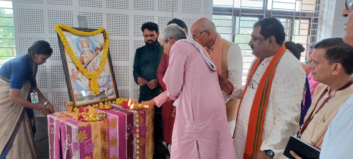 CentralSanskrit's tweet photo. @centralsanskrit एकलव्यपरिसरः, अगरतला तथा संस्कृतभारती, त्रिपुरा इत्यनयोः संयुक्ततत्त्वावधाने 18.08.2022 तः 29.08.2022 पर्यन्तं समायोज्यमानः संस्कृतशिक्षकप्रशिक्षणकार्यक्रमस्य उद्घाटनसमारोहःl
@shrivarakhedi @dinesh_kamat
@GOPABANDHUMIS13
@ugc_india @EduMinOfIndia https://t.co/4zlMfqlPu4