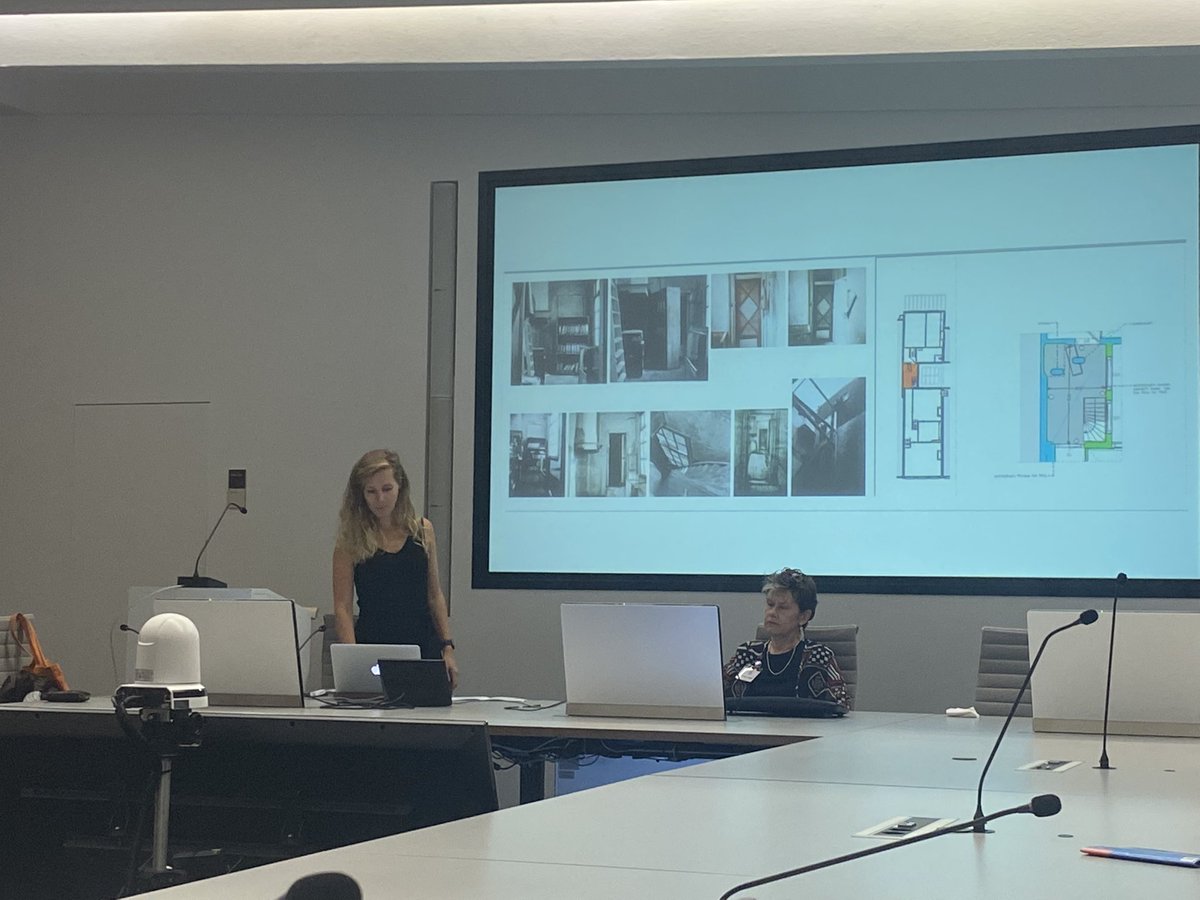 janasinakeck's tweet photo. #onlineandoffline: First Panel this morning starts with Charlotte Bosman who guides us through the process of developing „The Anne Frank House Virtual Reality App.“ https://t.co/rWhZhPRagY #digitalpublichistory https://t.co/2A4oXHFchT