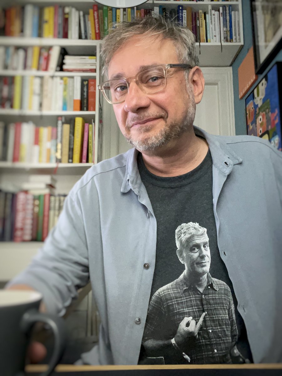 Fertig! Im Moment habe ich die letzte Zeile zu meinem neuen Kochbuch geschrieben, yes! Jetzt nimmt das Buch gestalt an und ich freue mich darauf, es Euch im Frühjahr 2023 vorzustellen! 
(Foto: Vivi D'Angelo, Styling Meike Graf, Gestaltung: studio.sirene, bei Brandstätter)