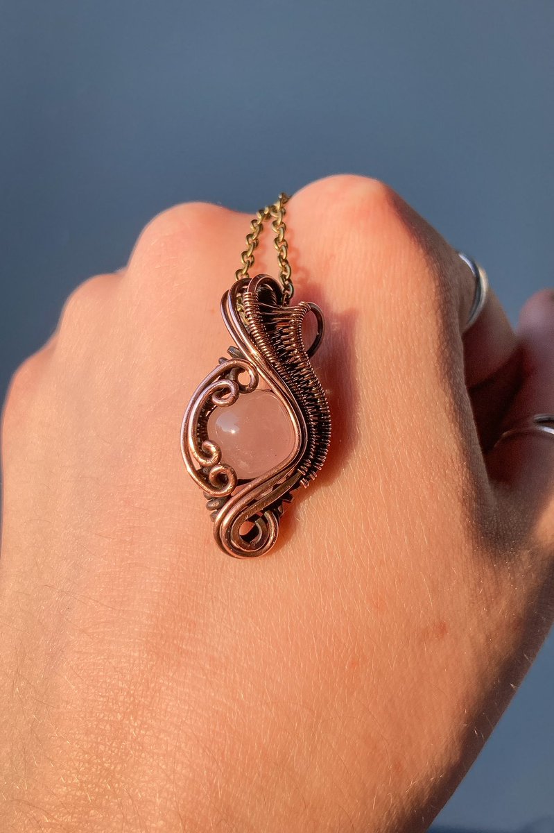 ✨💕 itty bitty Rose Quartz pendant 💕✨

this dainty lil guy is the perfect pop of pink for everyday wear, can we find it a home?

available now + free shipping!✨
