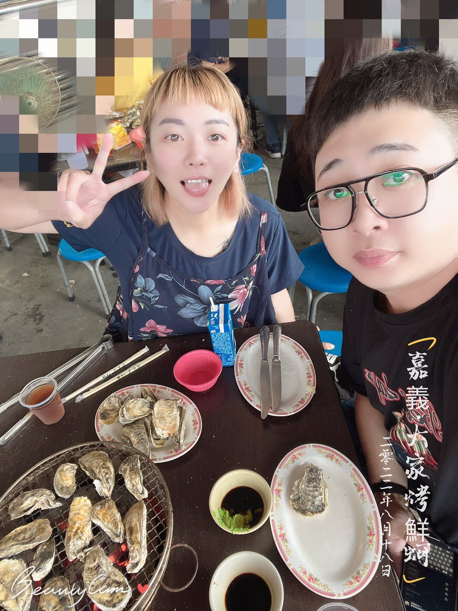 又到了吃美食的時候，特別介紹這間男人的補精力天堂-烤生蚵199元吃到飽-沒錯就是一個人只要199元，假日限時三小時、平日不限，他從開幕第一天我就來光顧了，今天平日一樣人山人海，非常新鮮，有空來品嚐一下吧！
#東石漁港大家烤生蚵
#嘉義縣東石鄉彩霞大道346號
#營業時間只到19:30 https://t.co/h5NsHmpy1W