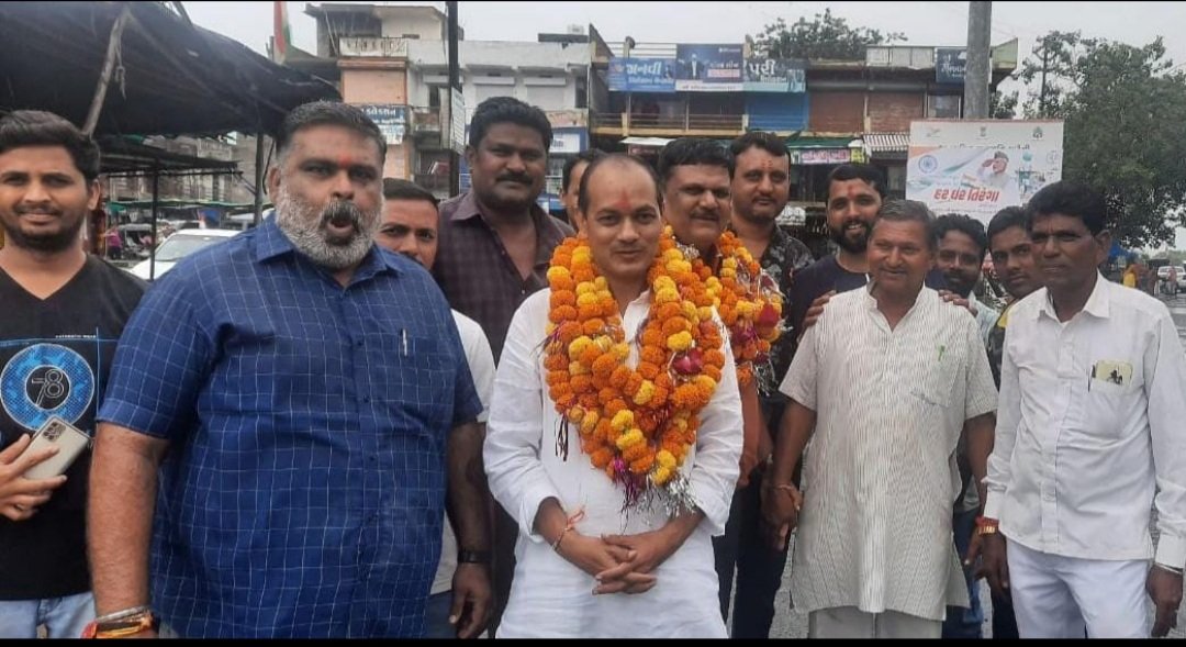 nas_zaidi's tweet photo. A rapist and a muderer being garland.This happens only in India. https://t.co/k6OUhAtUbU