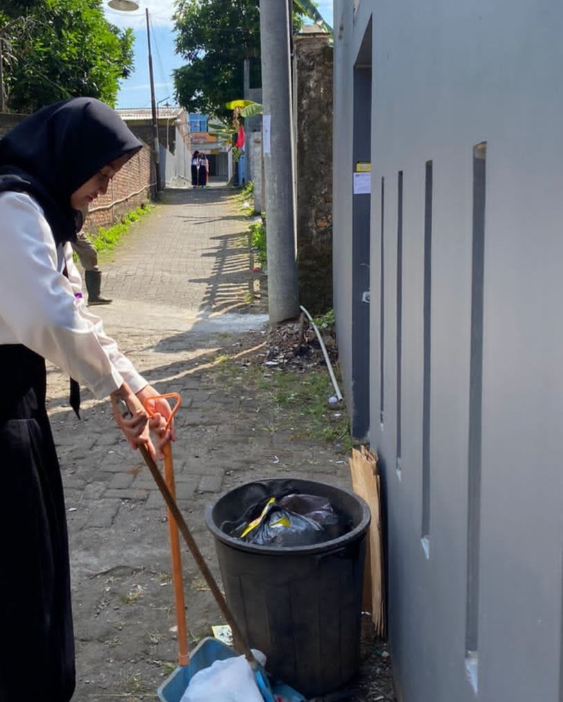 rismaghf_'s tweet photo. #resikresikbenapik
#indonesiabebassampah
#pedulilingkungan
#pkkmbunnes2022
#mahasiswaunnesmuda2022 https://t.co/P9pU3n5Skf