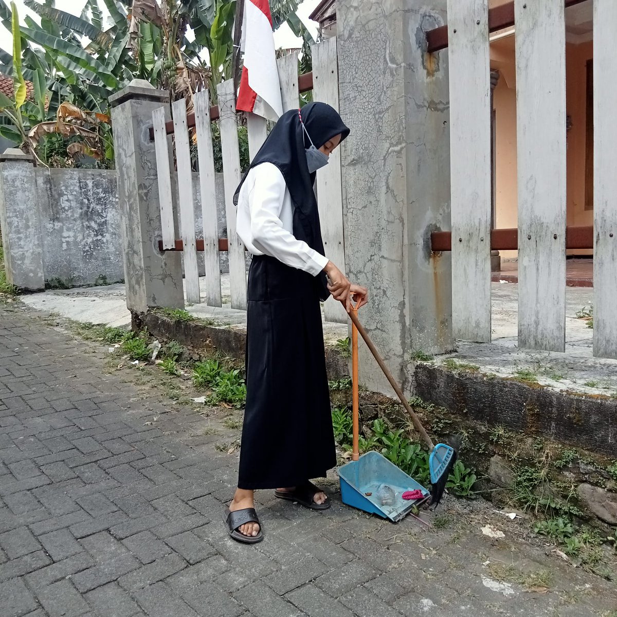 rismaghf_'s tweet photo. #resikresikbenapik
#indonesiabebassampah
#pedulilingkungan
#pkkmbunnes2022
#mahasiswaunnesmuda2022 https://t.co/P9pU3n5Skf
