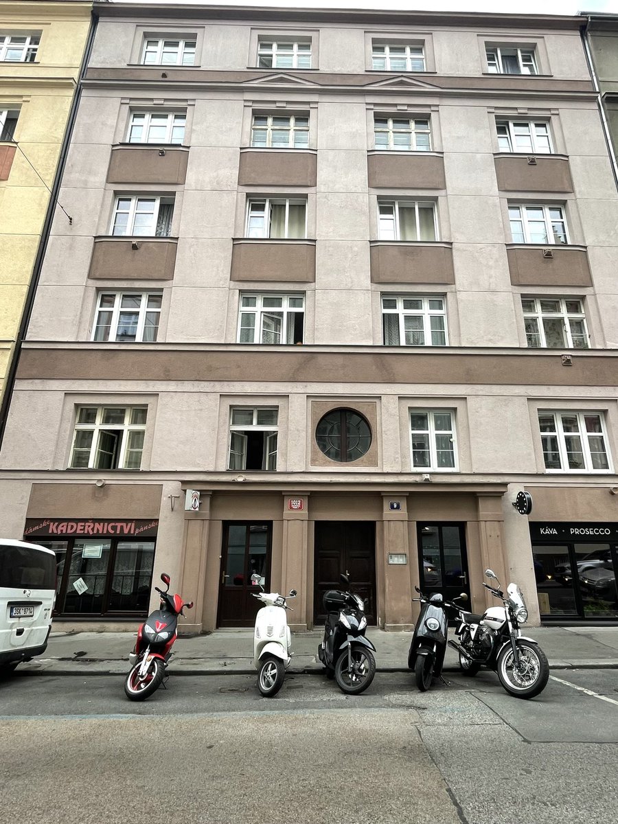 Karim_Az91's tweet photo. @ondrejmirovsky Skvěle. Tak tedy Jirečkova 1012/9. Navazuje to v tuto chvíli přímo na invalidní stání. https://t.co/1PM69f88Wn