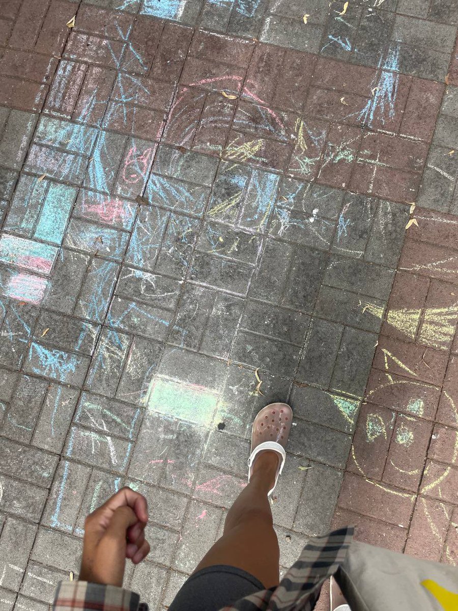 Good morning my family ☀️

This was drawn by children on the street 👶🏼 
It's so cute, isn't it?