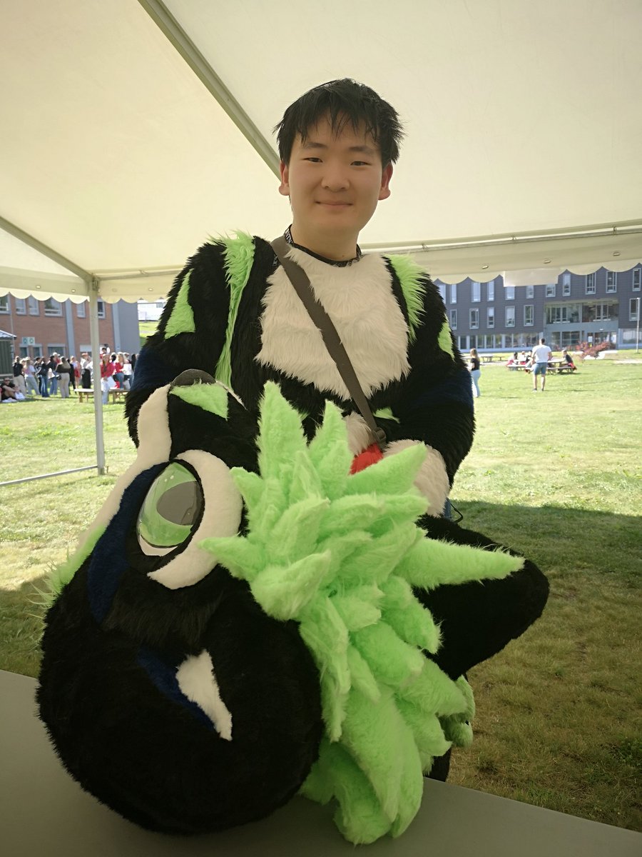 VinFurr's tweet photo. "faderuka" at my university @NTNU and I suited up and greeted the new first year students. No one told me to do it and it was clear sun and 27 degrees
#fadder #fadderuka #fadderuka22 #fadderuken #ntnu #ntnulife #ntnustudent #gjovik #gjøvik #student #studentlife https://t.co/hGs8mdskjE